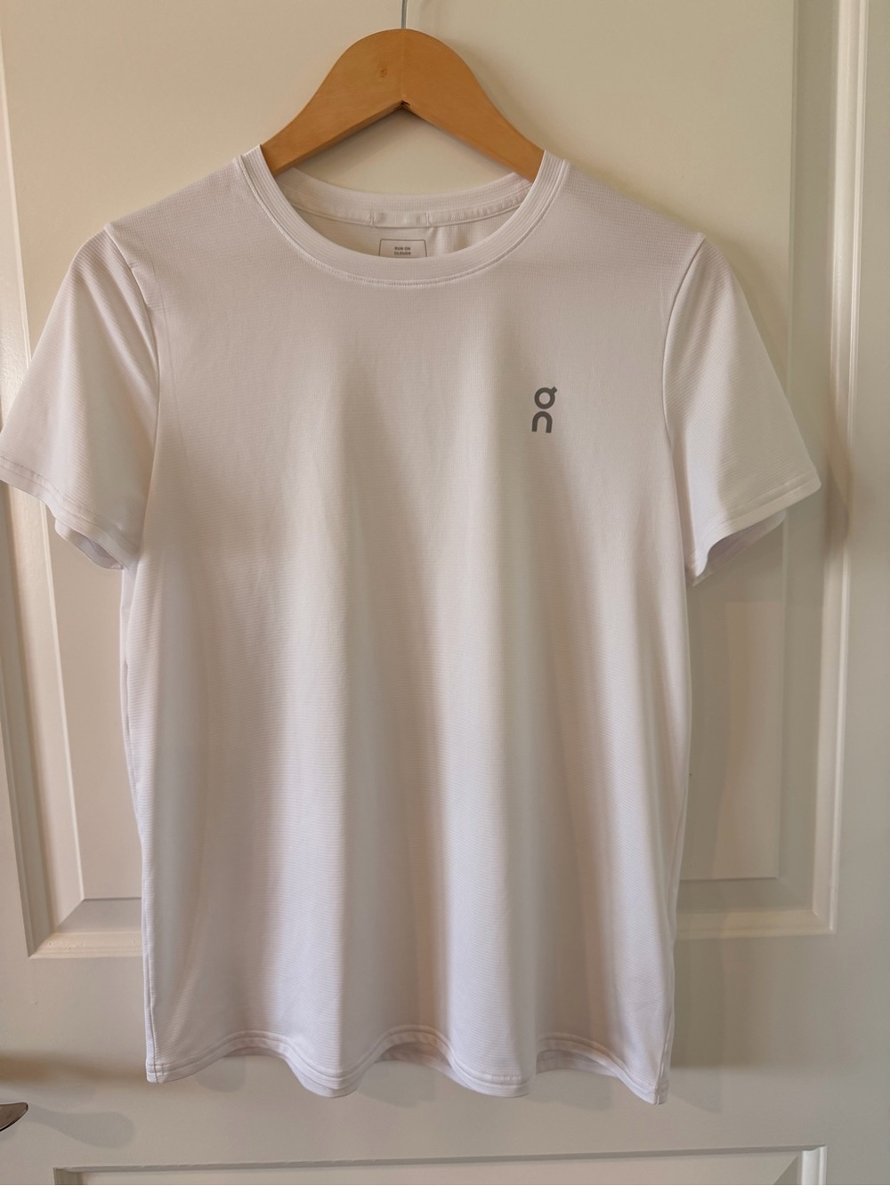 On Running Core-T Women’s White Striped Performance T-Shirt Size S